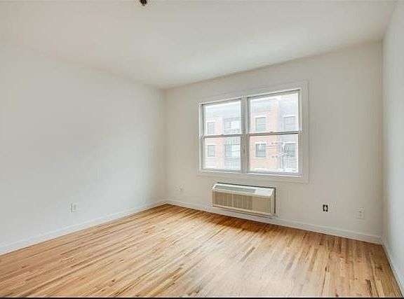 5th image of 202 Grand St #6B