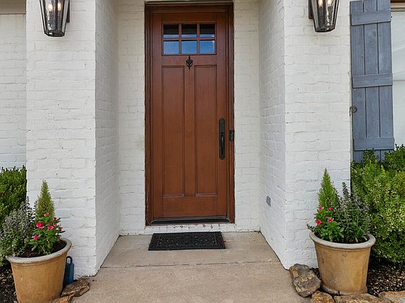 3rd image of 121 Sweetbriar Dr