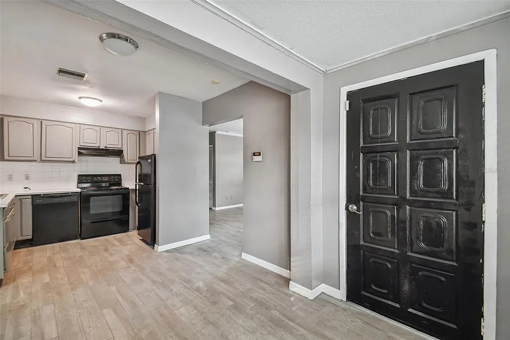 4 bed, 2.0 bath, 1400 sqft, $2,875 — Photo 3