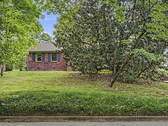 3rd image of 208 Trahern Ln