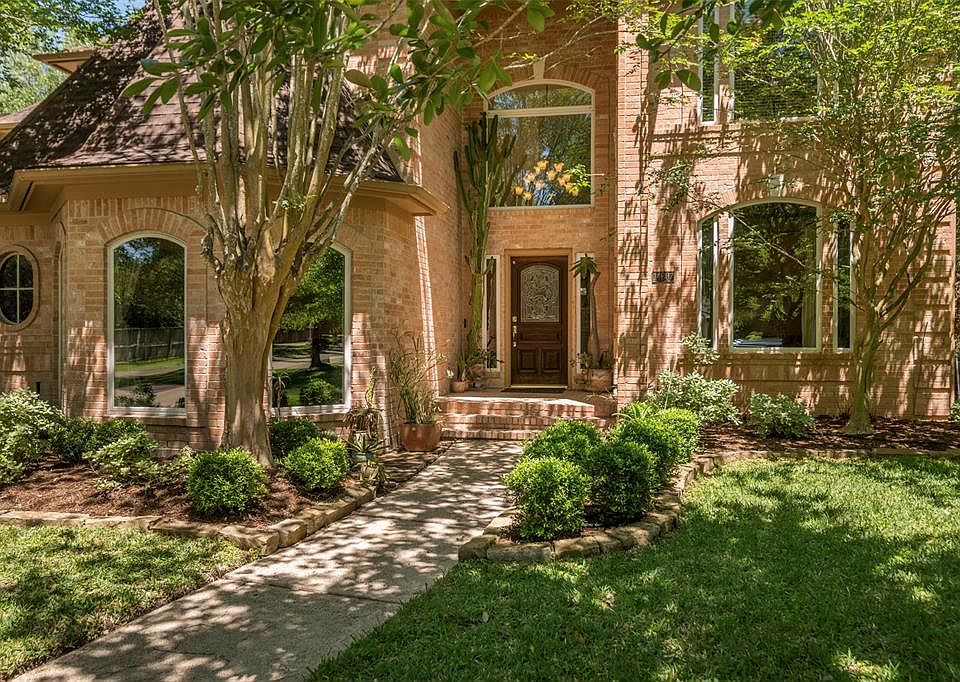 Welcome to Juniper Forest Lane in Bay Oaks. This is a desirable wooded cul de sac bloc of well maintained homes.