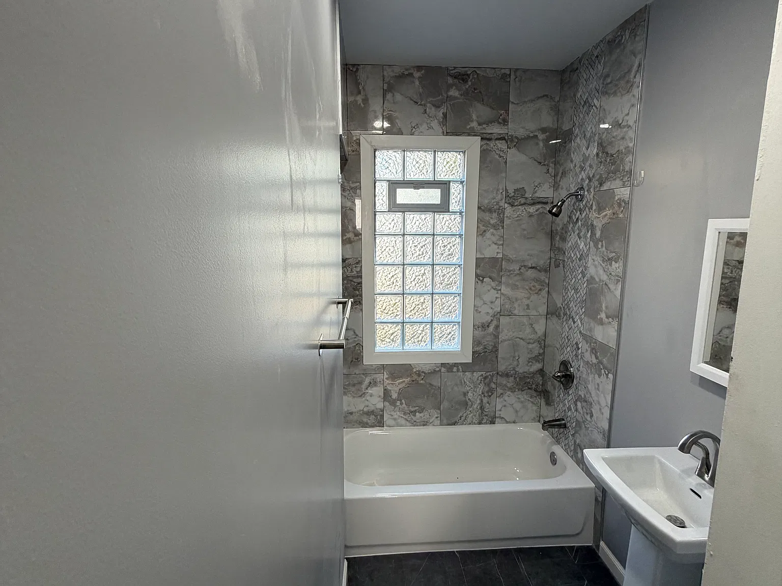 2 bed, 1000 sqft, $1,275 — Photo 4