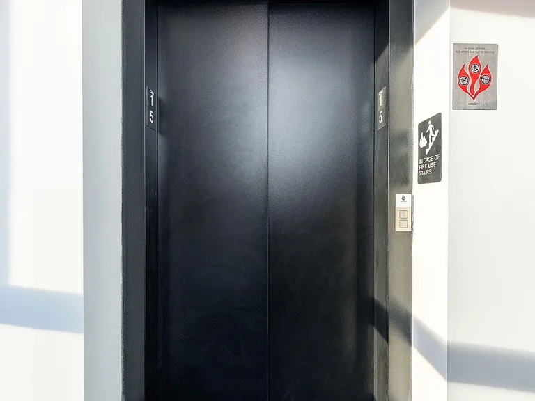 Q10 Luxury Apartments — Photo 28