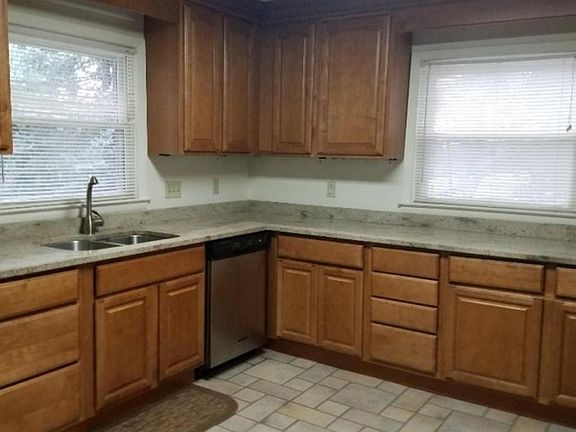 4th image of 814 Guaranda Dr