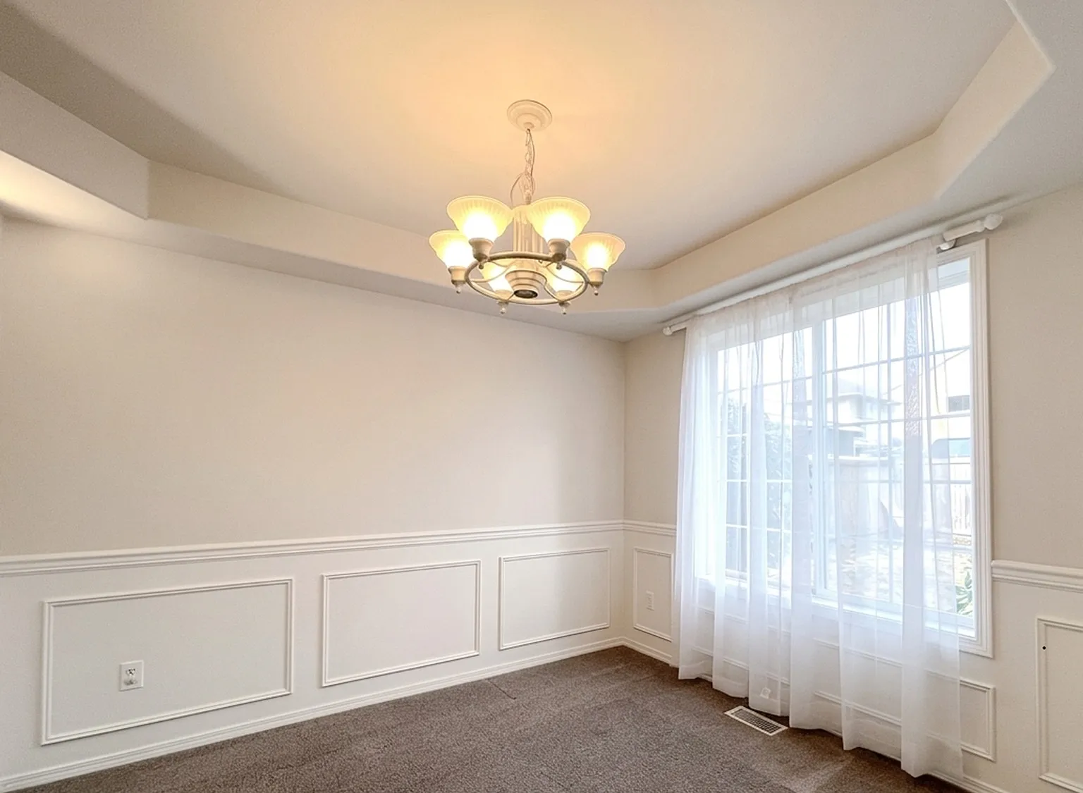 5 bed, 2.5 bath, 2216 sqft, $3,550 — Photo 4