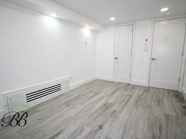 2070 Pearson Street image 4 of 36