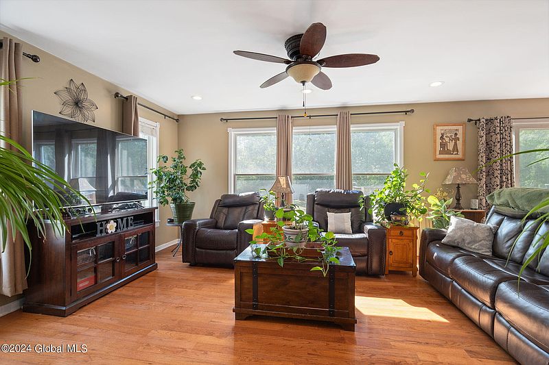 5th image of 929 Randall Road