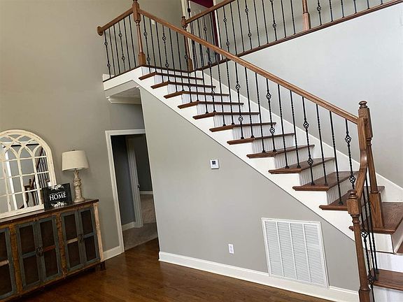 3rd image of 1600 Club House Dr