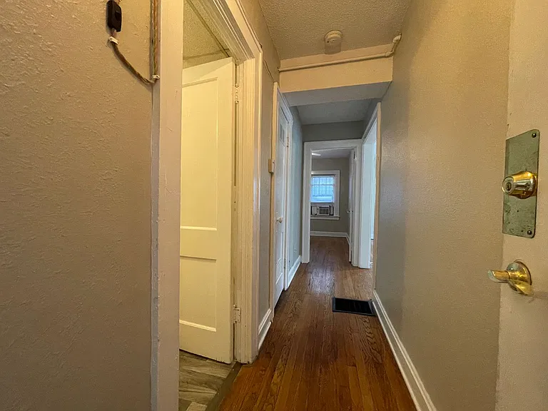 Valentine Place Apartments — Photo 4