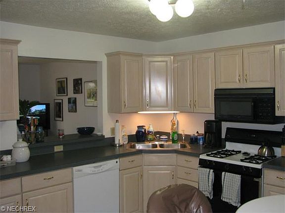 4th image of 13416 Larchmere Sq