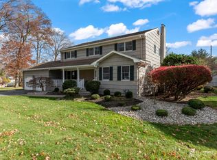 990 Hoover Dr, North Brunswick, NJ 08902