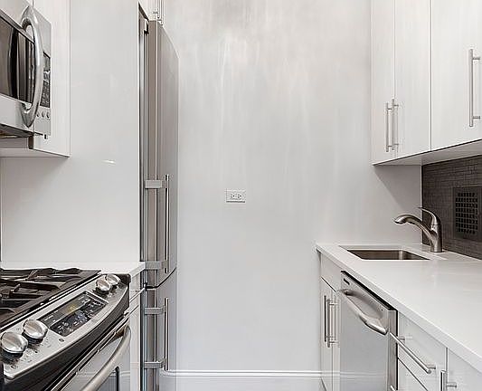 3rd image of 200 E 27th St APT 12U