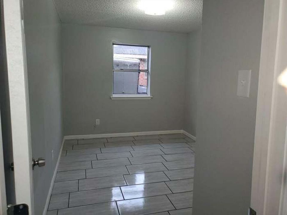 2nd image of 13933 Linden St