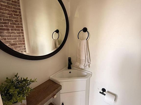 4th image of 728 Main St