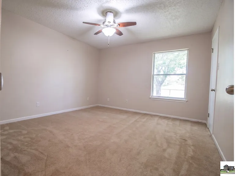 616 Manning Dr — Photo 4
