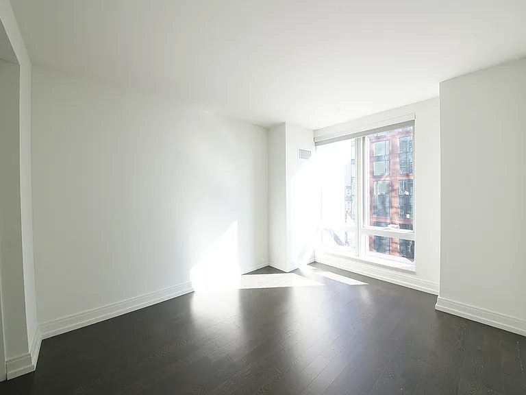 555 10th Ave #21G — Photo 3