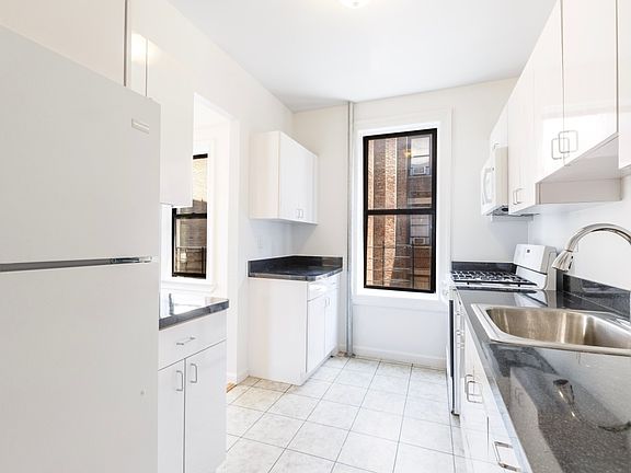 3rd image of 555 W 170th St #A52