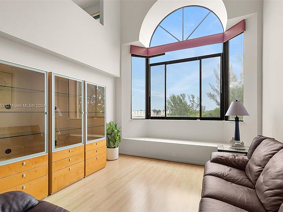 4th image of 15535 Miami Lakeway N #305