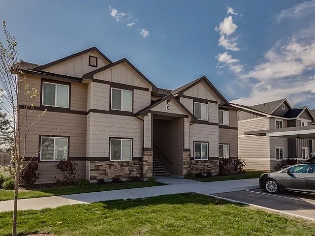 1141 E Fairview Ave — Photo 2