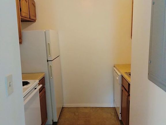 2nd image of 1059 Main St APT 2C