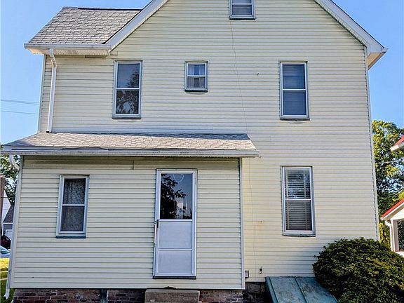 3rd image of 252 Oak St