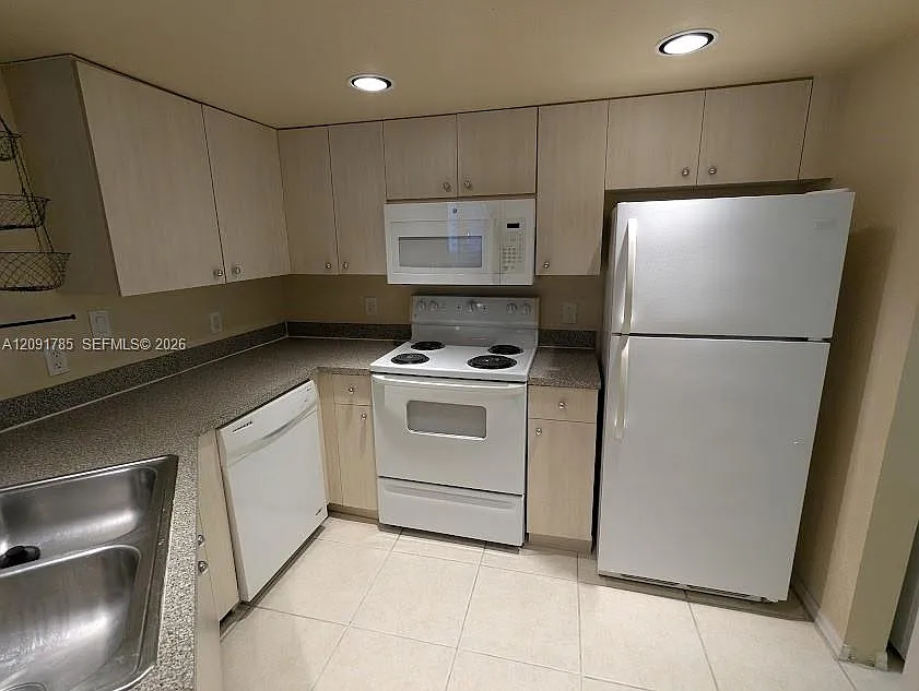Flagler Pointe Condo — Photo 2
