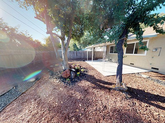 4th image of 226 Leslie Ave