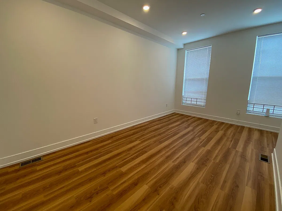 3 bed, 950 sqft, $2,150 — Photo 3