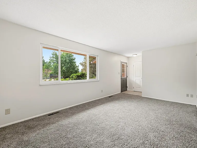 1087 Hathaway Dr — Photo 6