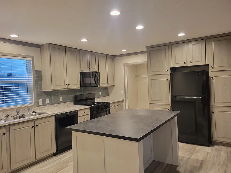 Colonial Manor — Photo 25