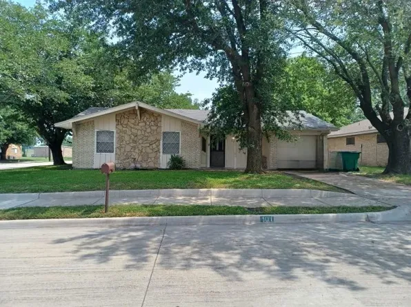 101 Comanche Ct, Waxahachie, TX 75165