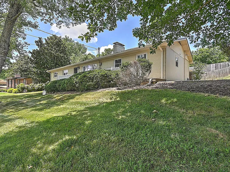 206 Sequoyah Dr — Photo 1