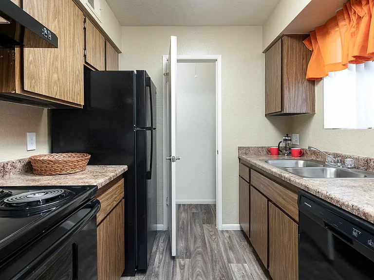 Camelback Cove Apartments — Photo 24