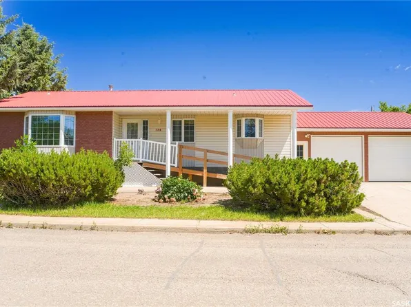 126 5th AVENUE W, Gravelbourg, SK S0H 1X0