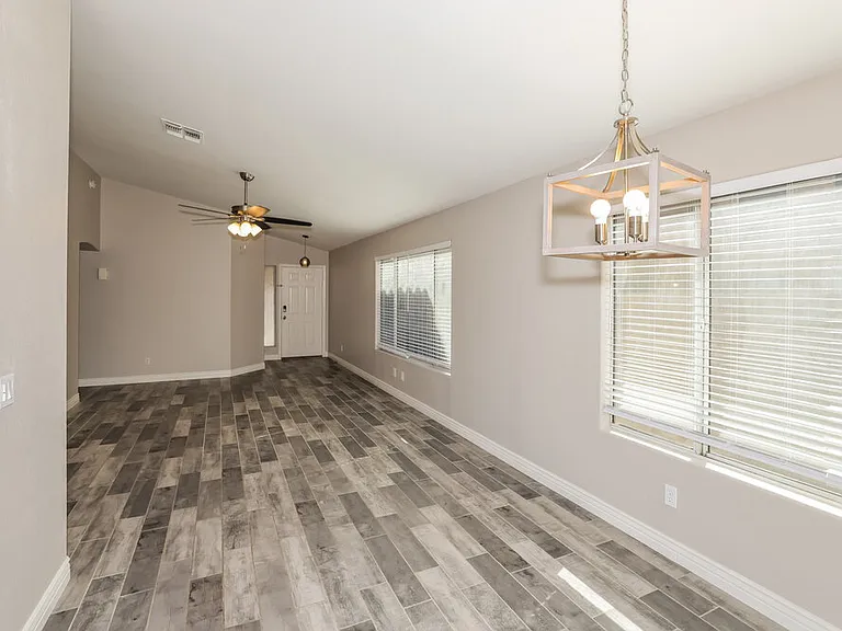 3916 E Morrow Dr — Photo 4