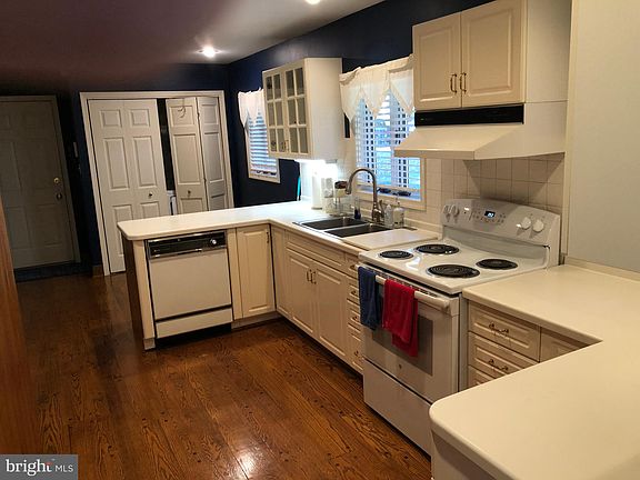 2nd image of 10 Maplewood Ln