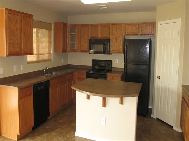 5 bed, 3.0 bath, 2328 sqft, $2,310 — Photo 2