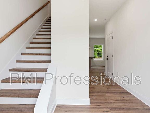 5th image of 257 Spring St