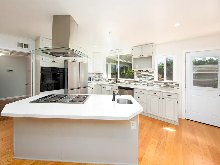 330 Beverly Ave — Photo 3
