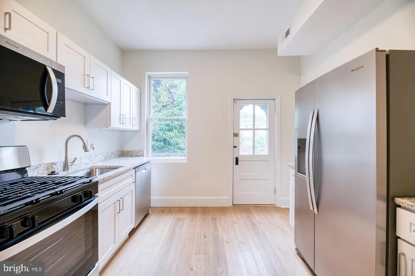 3 bed, 2.0 bath, 1328 sqft, $1,800 — Photo 2