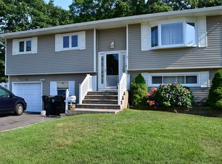 10 40th St, Islip, NY 11751