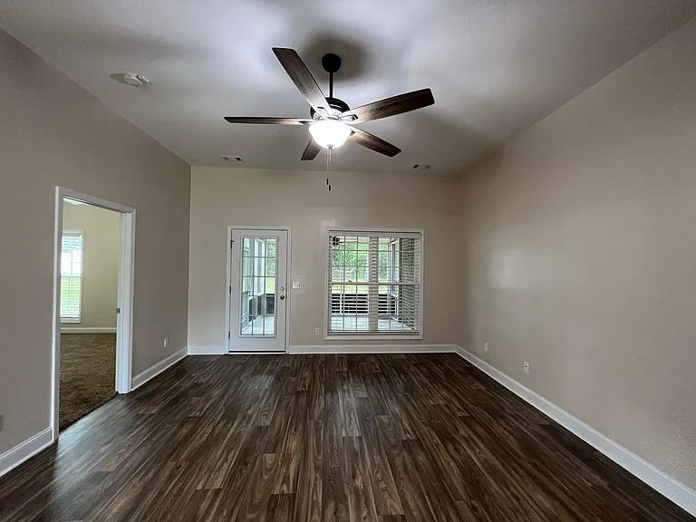 407 Tradewind Trl — Photo 8