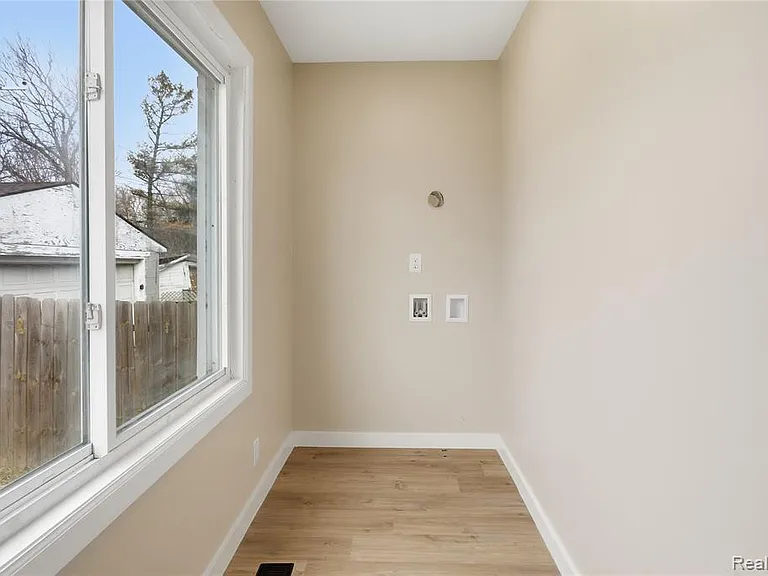 14615-14617 Winthrop St — Photo 33