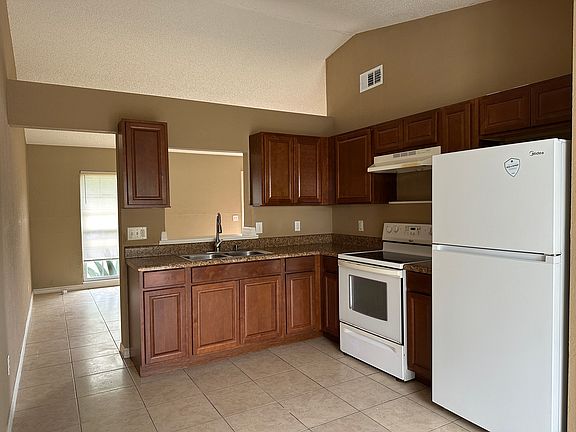 4th image of 2634 Adela Ave