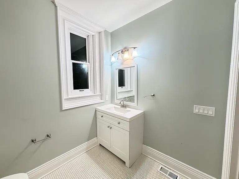 201 W Huron St #D — Photo 16