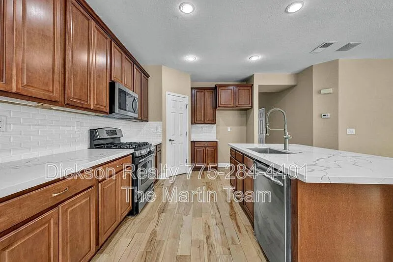 4 bed, 2.5 bath, 2695 sqft, $3,395 — Photo 3