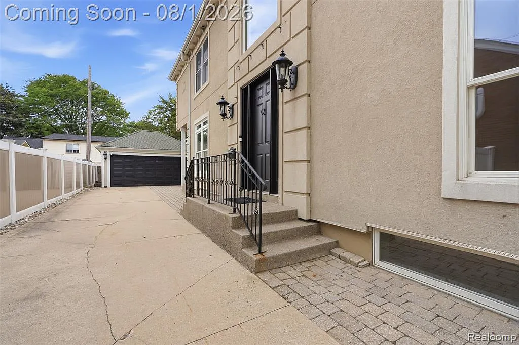 4 bed, 4.5 bath, 4350 sqft, $6,750 — Photo 4