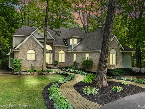 9128 Kelly Lake Dr, Clarkston, MI 48348