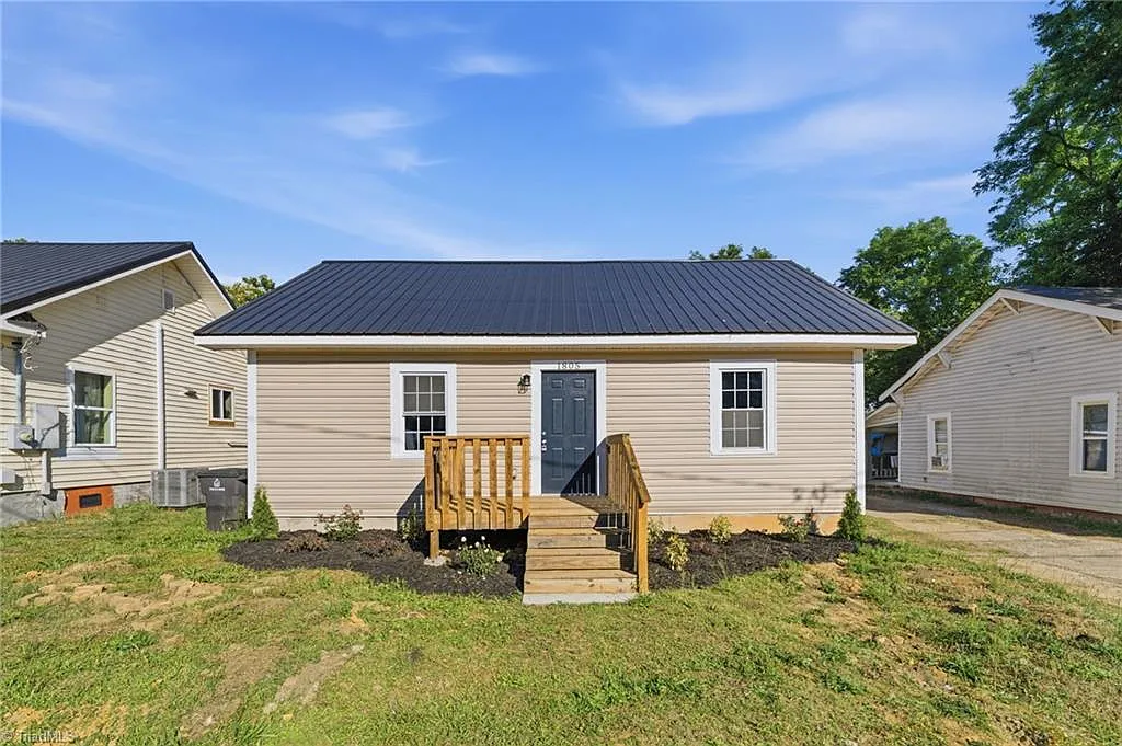 3 bed, 900 sqft, $1,350 — Photo 1