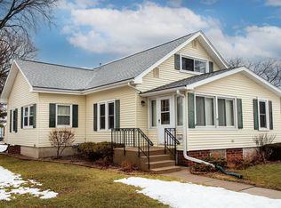 611 4th St NW, Waverly, IA 50677